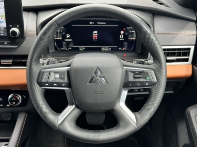 アウトランダーPHEV(三菱)中古車 内外装写真