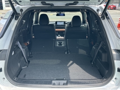 アウトランダーPHEV(三菱)中古車 内外装写真他１