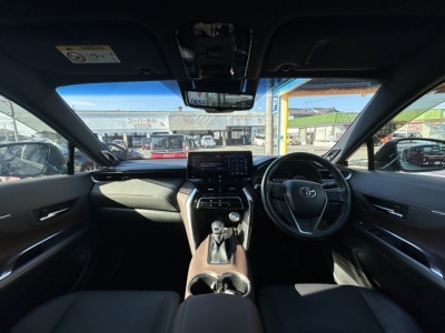 ハリアーハイブリッド(トヨタ)中古車 後席から見た前席