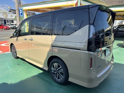 セレナ(ニッサン)登録済未使用車 後方
