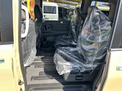 セレナ(ニッサン)登録済未使用車 後席内装