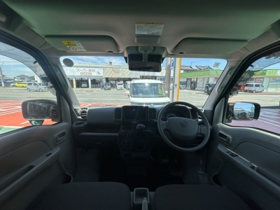 NV１００クリッパー(ニッサン)届出済未使用車 後席から見た前席