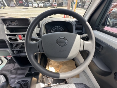 キャリイトラックのOEM(スズキ)届出済未使用車 後席から見た前席