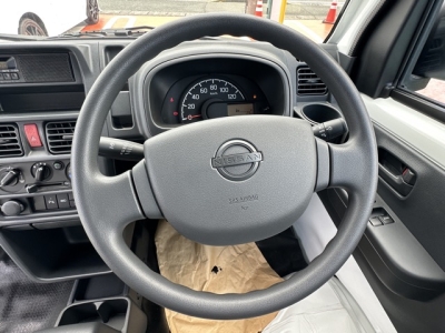 キャリイトラックのOEM(スズキ)届出済未使用車 後席から見た前席