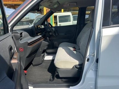 サクラ(ニッサン)中古車 前席内装