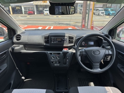 ミライース(ダイハツ)中古車 後席から見た前席