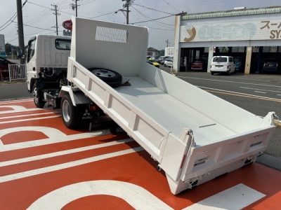キャンター(三菱)登録済未使用車 後方