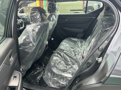 WR-V(ホンダ)登録済未使用車 後席内装