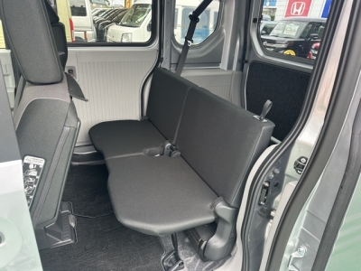 N-VAN e(ホンダ)届出済未使用車 後席から見た前席