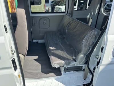 NV１００クリッパー(ニッサン)届出済未使用車 後席内装