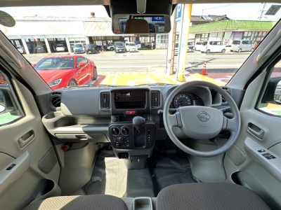 NV１００クリッパー(ニッサン)届出済未使用車 後席から見た前席