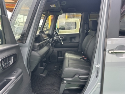 新型N-BOX(ホンダ)中古車 前席内装