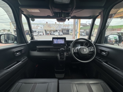 新型N-BOX(ホンダ)中古車 後席から見た前席