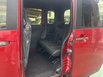 新型N-BOX(ホンダ)中古車 後席内装