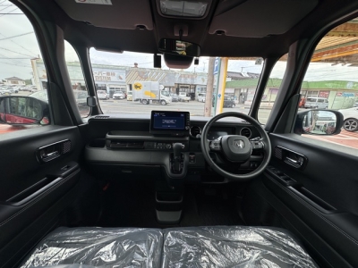 新型N-BOX(ホンダ)中古車 後席から見た前席