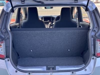 ミライース(ダイハツ)中古車 後席から見た前席
