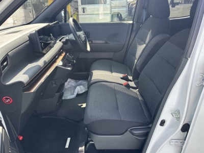 サクラ(ニッサン)中古車 前席内装