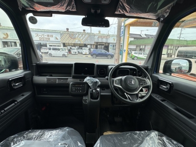 N-VAN(ホンダ)届出済未使用車 後席から見た前席