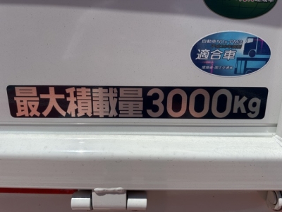 キャンター(三菱)登録済未使用車 後席内装
