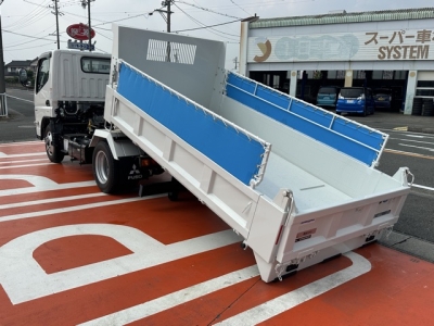 キャンター(三菱)登録済未使用車 後方