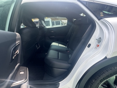 クラウンクロスオーバー(トヨタ)中古車 後席内装