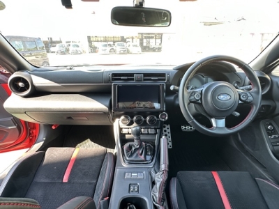 BRZ(スバル)中古車 後席から見た前席