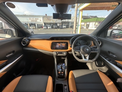 キックス(ニッサン)中古車 後席から見た前席
