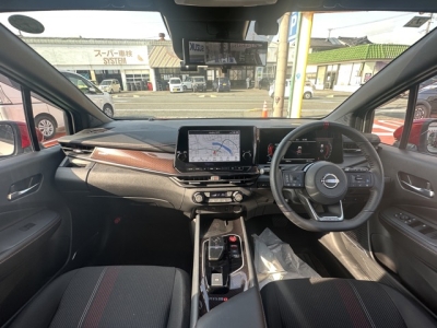 オーラ(ニッサン)中古車 後席から見た前席