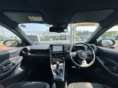 GRヤリス(トヨタ)中古車 後席から見た前席