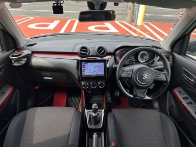 スイフトスポーツ(スズキ)中古車 後席から見た前席