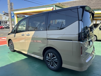 セレナ(ニッサン)登録済未使用車 後方