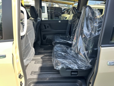 セレナ(ニッサン)登録済未使用車 後席内装