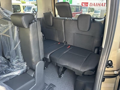 セレナ(ニッサン)登録済未使用車 後席から見た前席
