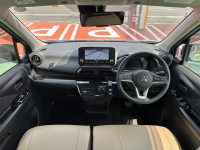 ekクロス(三菱)中古車 後席から見た前席
