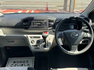 ミライース(ダイハツ)中古車 後席から見た前席