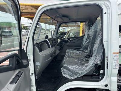 キャンター(三菱)中古車 前席内装