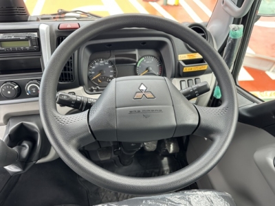 キャンター(三菱)中古車 後席から見た前席