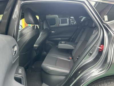 ハリアーPHEV(トヨタ)中古車 後席内装