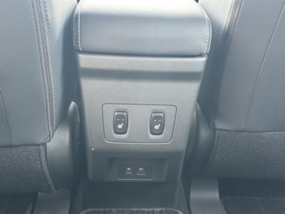 エクリプスクロスPHEV(三菱)中古車 後席から見た前席