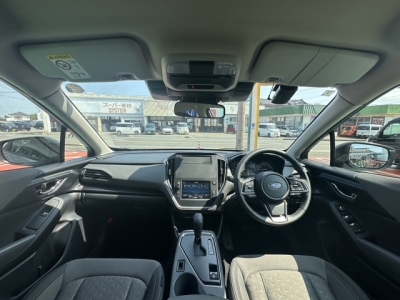 クロストレック(スバル)中古車 後席から見た前席