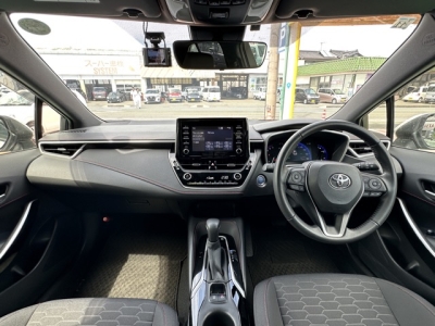 カローラスポーツ(トヨタ)中古車 後席から見た前席