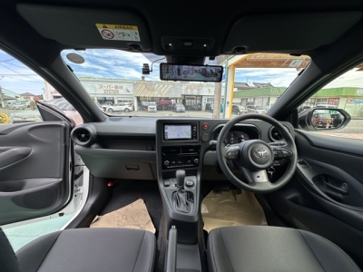 GRヤリス(トヨタ)中古車 後席から見た前席
