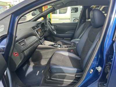 リーフ(ニッサン)中古車 前席内装
