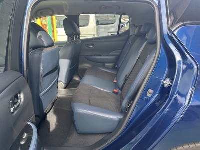 リーフ(ニッサン)中古車 後席内装