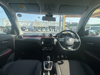 スイフトスポーツ(スズキ)中古車 後席から見た前席