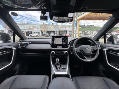 RAV4 PHV(トヨタ)中古車 後席から見た前席