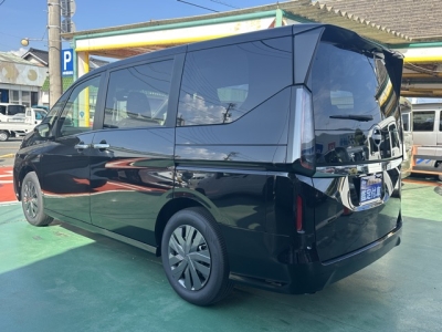セレナ(ニッサン)登録済未使用車 後方