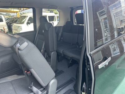 セレナ(ニッサン)登録済未使用車 後席から見た前席