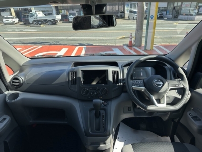 NV200バネットバン(ニッサン)登録済未使用車 後席から見た前席