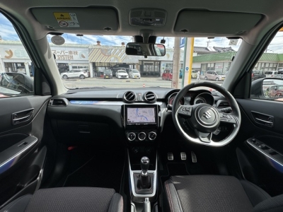 スイフトスポーツ(スズキ)中古車 後席から見た前席